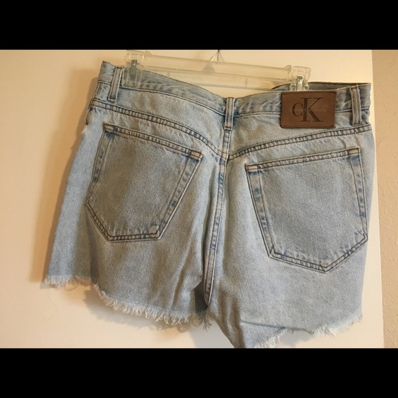 Vintage 90s Calvin Klein light denim shorts - Picture 3 of 3